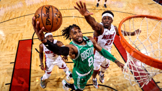 NBA全场录像缩略图，凯尔特人队绿色球衣球员在篮下强攻，热火队球员奋力防守